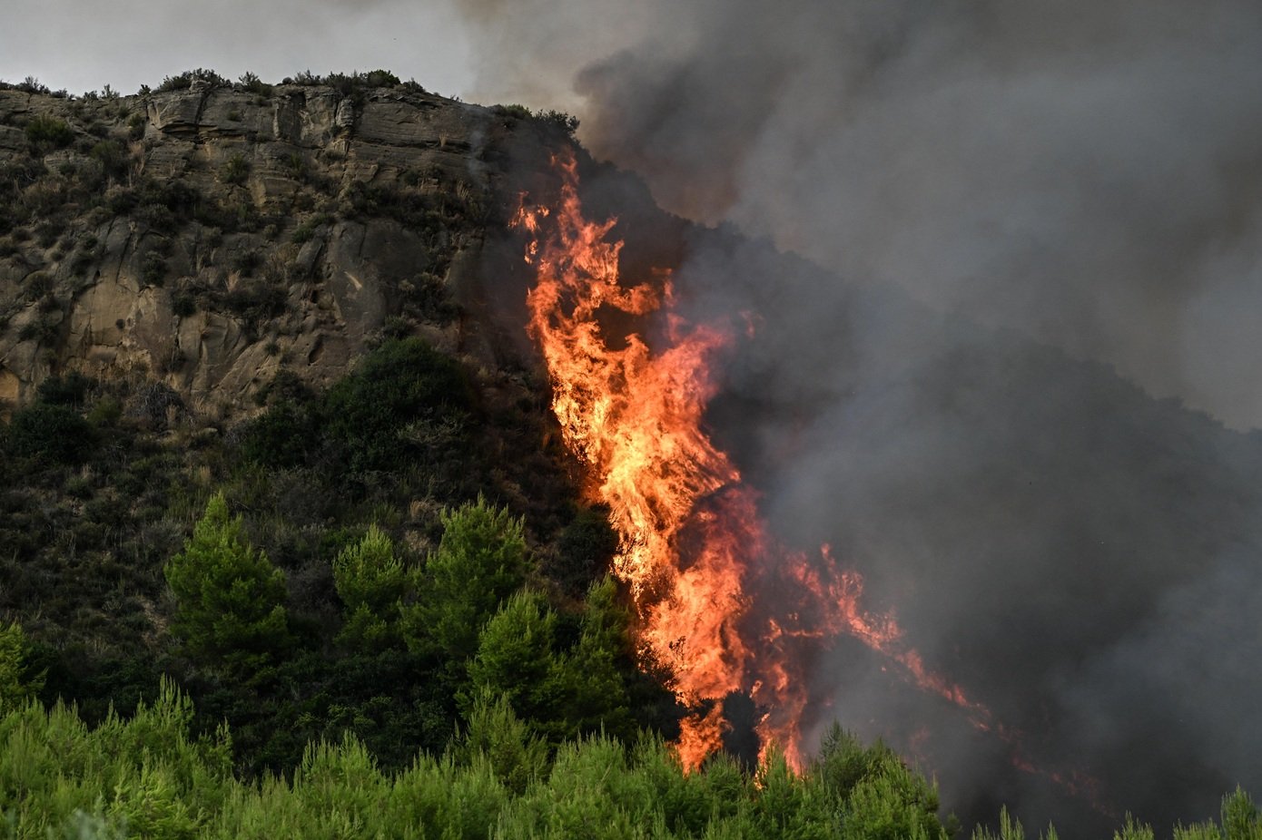 Βελτιωμένη η εικόνα της φωτιάς στο Μουζάκι Ηλείας – Έγινε υπερπροσπάθεια πριν πέσει το σκοτάδι