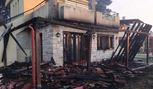Χωρίς ενεργό μέτωπο η φωτιά στη Χαλκιδική, σε επιφυλακή για τις αναζωπυρώσεις - Ζημιές σε σπίτια, απεγκλωβισμοί δια θαλάσσης στη Σίβηρη