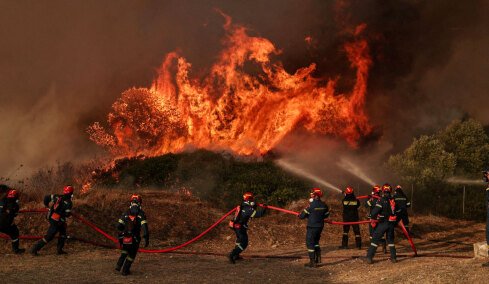 Μάχη σε τρία μέτωπα για να περιοριστεί η πυρκαγιά στη Δυτική Αττική, πάνω από 130.000 στρέμματα καμένα