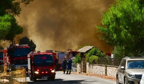 Μαίνεται η φωτιά στη Δυτική Αττική, 112 για εκκένωση των οικισμών Αγία Σκέπη, Κανδήλι και Μπότσικα 