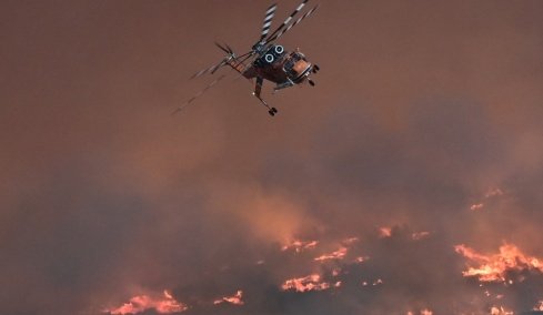 Στο Πόρτο Γερμενό οι φλόγες - Απεγκλωβισμοί από την παραλία, ξεκίνησαν οι επιχειρήσεις των εναέριων μέσων 