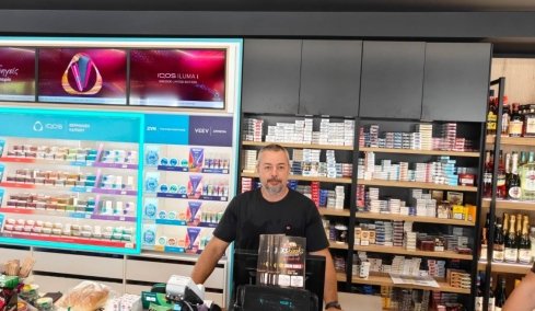 «Δεν θα με κυριεύσει ο φόβος»: Ο περιπτεράς της Γαστούνης άνοιξε ξανά το κατάστημά του μετά τις επιθέσεις και τον εμπρησμό