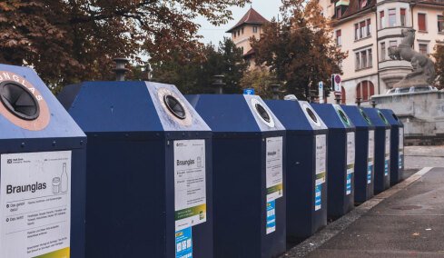 Συνταξιούχος στην Ελβετία πέταξε σε λάθος κάδο σκουπιδιών μπουκάλι και προτίμησε να πάει φυλακή: «Έχω χρόνο»