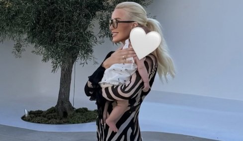 Η Κατερίνα Καινούργιου φωτογραφίζεται αγκαλιά με την κόρη της: Η πιο όμορφη Μύκονος που έχω ζήσει, γράφει