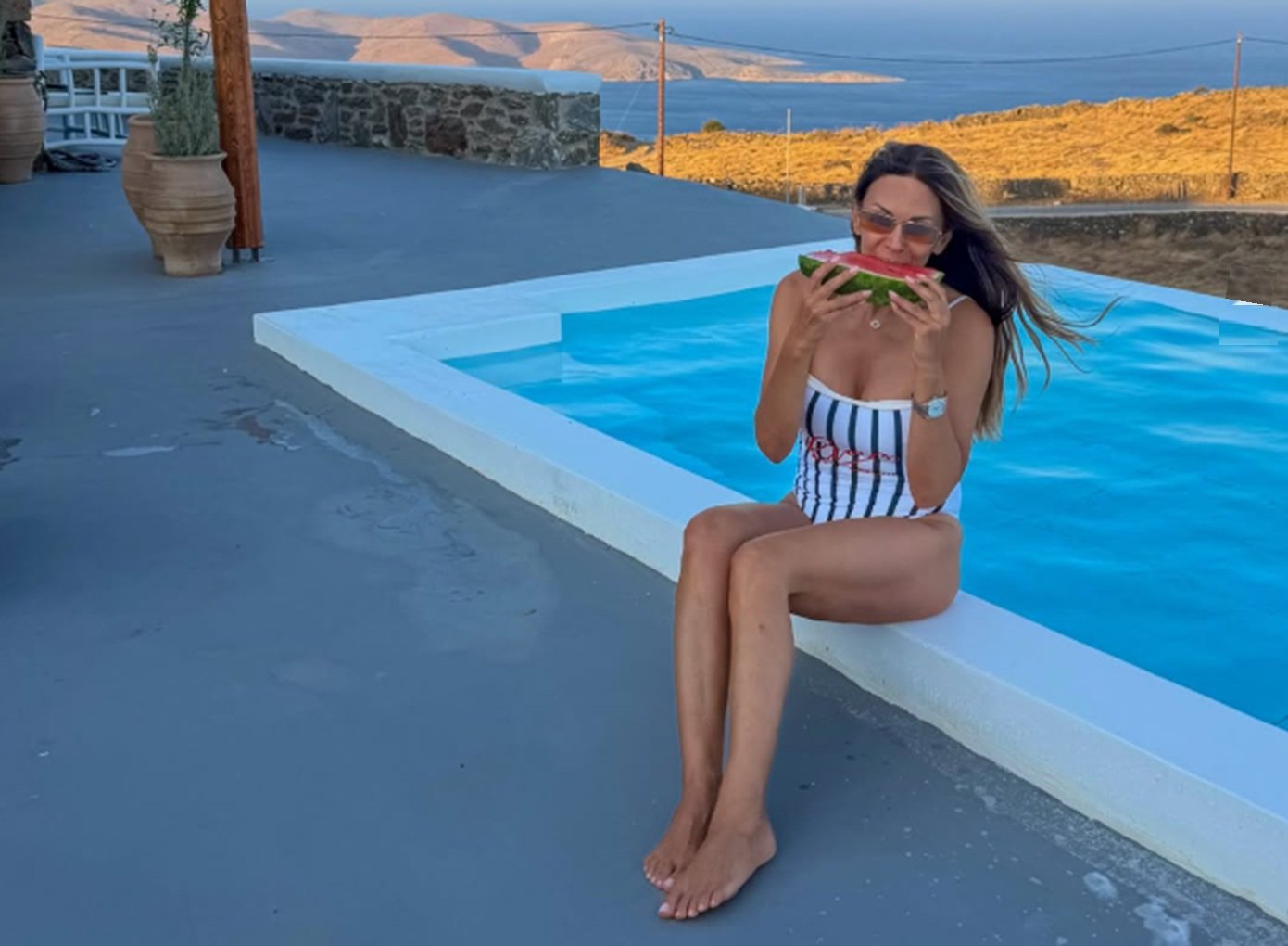 Η Έλλη Κοκκίνου κάνει διακοπές και Κύθνο και απολαμβάνει καρπούζι στην άκρη της πισίνας – Δείτε φωτογραφίες