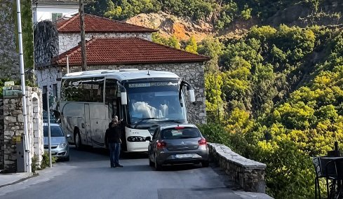 Δεν χωρούσαν αυτοκίνητο και λεωφορείο – Η όπισθεν που έγινε viral στην Ελλάδα και ποιός πληρώνει