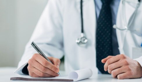 Έλληνας γιατρός κατηγορήθηκε από συνάδελφό του στο βρετανικό NHS για σεξουαλική παρενόχληση, τι φέρεται να έκανε
