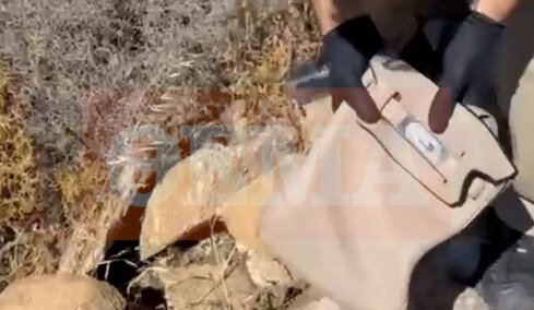 H στιγμή που οι αστυνομικοί εντοπίζουν το Rolex και την τσάντα Hermès αξίας €75.000 κάτω από βράχο στη Μύκονο, δείτε βίντεο  