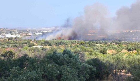 Βελτιωμένη η εικόνα της φωτιάς στο Κορωπί, επιχειρούν ισχυρές επίγειες δυνάμεις και έξι εναέρια