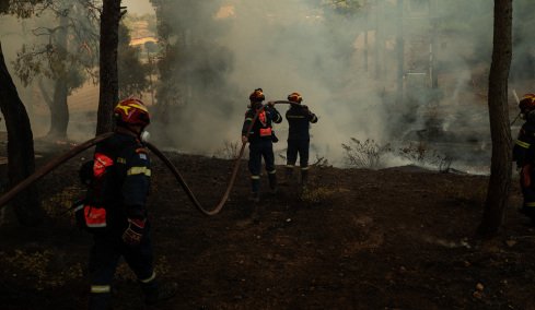 Τέταρτη νύχτα μάχης με τις φλόγες στη Δυτική Αττική: Ενεργό το μέτωπο στην Ψάθα, σε ύφεση οι φωτιές σε Κρύο Πηγάδι, Αγία Παρασκευή, Κανδήλι