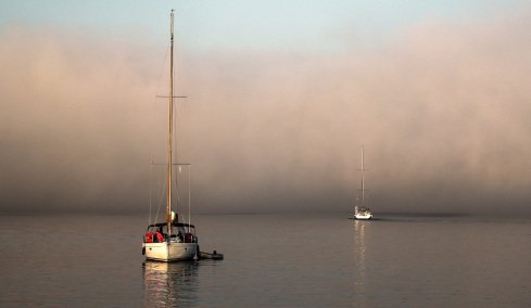 Τι είναι το φαινόμενο sea smoke που «εξαφάνισε» παραλίες και νησιά, απόκοσμες εικόνες από τις Κυκλάδες