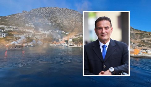 Με κόρνες πλοίων και καπνογόνα το τελευταίο «αντίο» στον δήμαρχο Φούρνων Κορσεών, δείτε βίντεο και φωτογραφίες
