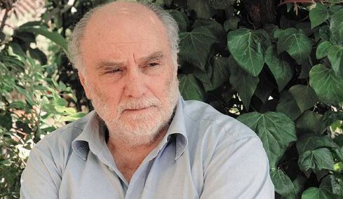 Συγκίνησε ο ιερέας στην κηδεία του Στέλιου Ράμφου για τις τελευταίες στιγμές του: Κατέβασε το πετραχήλι για να καλυφθεί με τη χάρη του Θεού