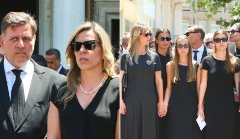Συγκίνηση στο τελευταίο αντίο στον Γιάννη Βαρβιτσιώτη στη Μητρόπολη Αθηνών, με δάκρυα στα μάτια τα παιδιά και οι εγγονές του