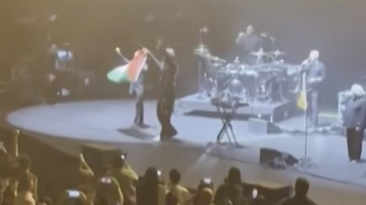 Massive Attack: Aπαγόρευση εισόδου στη Σιγκαπούρη επειδή ύψωσαν την παλαιστινιακή σημαία σε συναυλία τους