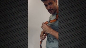 Ο Μιχάλης Λεβεντογιάννης πόζαρε με ένα φίδι τυλιγμένο στο σώμα του