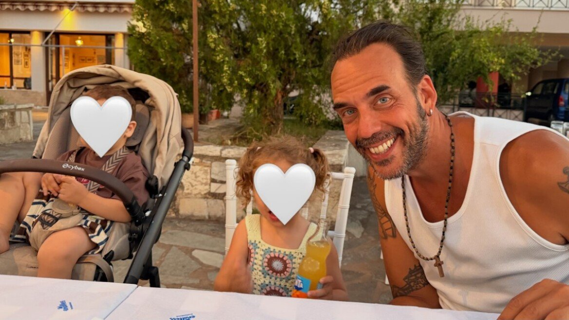 Πάνος Μουζουράκης: Η σύζυγός του ανέβασε φωτογραφία του τραγουδιστή με τα παιδιά τους