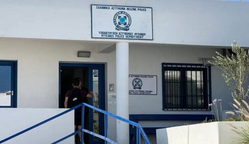 Έλληνας οδηγός έκλεψε τσάντα Hermès και Rolex αξίας €75.000 από Ουκρανό τουρίστα στη Μύκονο, τα έκρυψε κάτω από βράχους  
