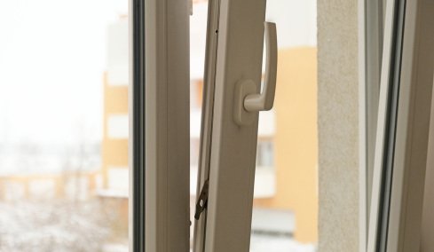 Γιατί κάποιοι βάφουν λευκές γραμμές στα τζάμια του σπιτιού τους - Ο «κανόνας των 5 εκατοστών»  