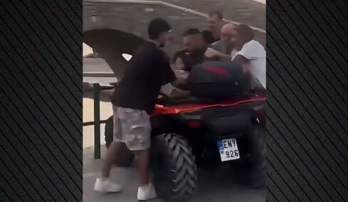 «Το μετανιώνω αλλά με βάρεσε πρώτος»: Τι υποστηρίζει ο οδηγός ταξί που ξυλοκόπησε τον υπάλληλο εταιρείας ενοικίασης οχημάτων στην Πάρο