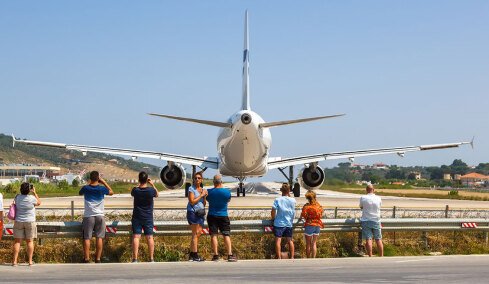 Ιταλίδα τουρίστρια τραυματίστηκε σοβαρά από το ρεύμα αεροπλάνου στο αεροδρόμιο Σκιάθου