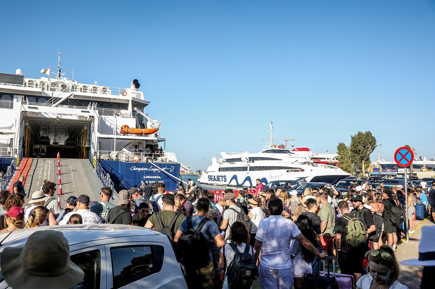 Όπου φύγει -φύγει: Πάνω από 129.000 επιβάτες αναχώρησαν από τα λιμάνια της Αττικής το τριήμερο – Γεμάτα τα λεωφορεία των ΚΤΕΛ