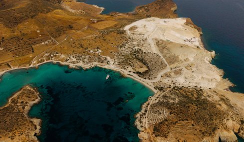 Οι ωραιότερες παραλίες της Κιμώλου -Εκεί όπου τα τιρκουάζ νερά συναντούν τη χρυσή άμμο