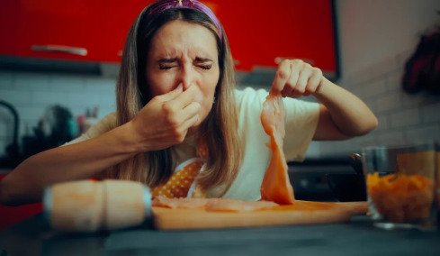 Σαλμονέλα: 6 τρόφιμα που χρειάζονται τη μεγαλύτερη προσοχή – Τα λάθη στην κουζίνα που αυξάνουν τον κίνδυνο