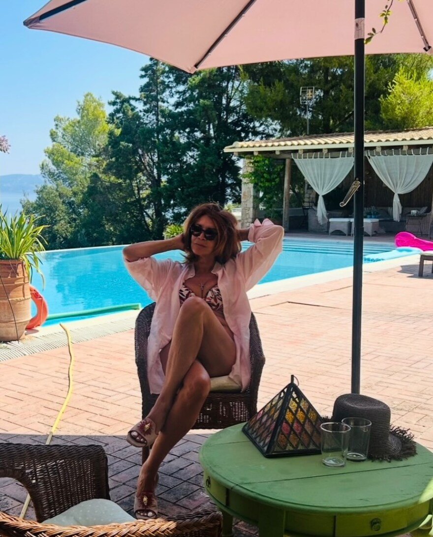 Η Μιμή Ντενίση κάνει διακοπές στο εξοχικό της στον Θεολόγο