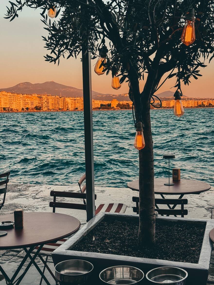 Η Ιωάννα Τριανταφυλλίδου πόζαρε χαμογελαστή στο πλευρό του Κίμωνα Κουρή στη Θεσσαλονίκη
