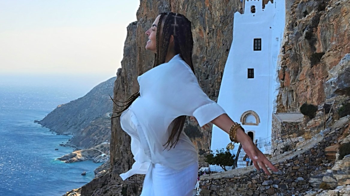 Η Μαρία Σολωμού περνάει τον Δεκαπενταύγουστο στην Αμοργό, δείτε φωτογραφίες  