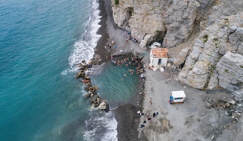 Τα spa της ελληνικής φύσης: Παραλίες με ιαματικά νερά στην Ελλάδα για αναζωογονητικές βουτιές