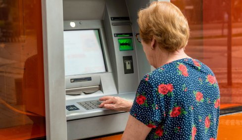 Στο τραπέζι αύξηση έως 446 ευρώ στους συνταξιούχους, τι εξετάζεται για τη ΔΕΘ