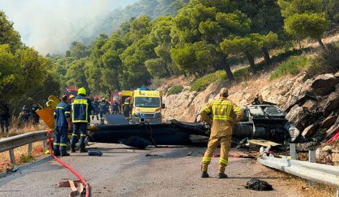 Νεκροί Δανός πιλότος και Έλληνας σύνδεσμος, μετά τη σύγκρουση των δύο πυροσβεστικών ελικοπτέρων που επιχειρούσαν στη φωτιά στην Ψάθα