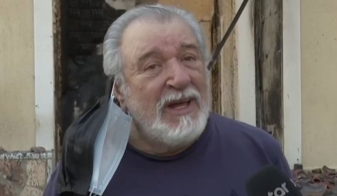 Συντετριμμένος ο Τάσος Χαλκιάς έξω από το καμμένο σπίτι του στο Πόρτο Γερμενό: Ήμουν περήφανος που θα άφηνα κάτι στα παιδιά μου και τώρα δεν μπορώ  