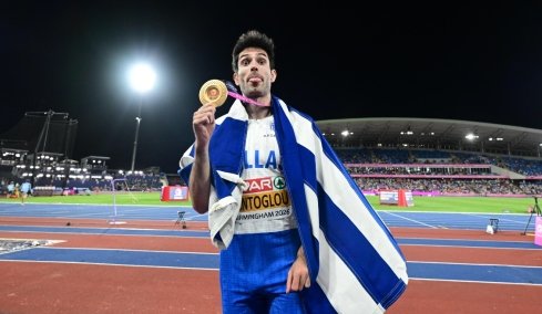 «Είναι απλά πολύ καλός»: Ο στίβος υποκλίνεται στον Τεντόγλου για το 4ο σερί ευρωπαϊκό χρυσό στο μήκος - Η απονομή, η αποθέωση και η... «μ@@κία» με το μετάλλιο  