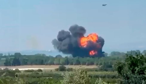 Το τουρκικό F-16 περνά πάνω από αυτοκίνητο και συντρίβεται λίγα μέτρα μακριά - Νέα βίντεο από την πτώση του μαχητικού στη Γιάλοβα