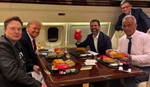 Στοίβες τα κουτιά από fast food στο αεροπλάνο του Τραμπ, λέει ο Κένεντι: «Φοβάται μην πάθει τροφική δηλητηρίαση»