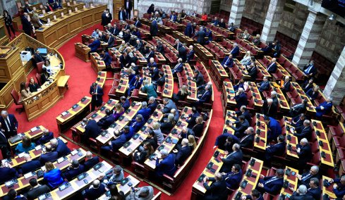 Το μεγάλο παζάρι με τους ανεξάρτητους: Με ποια κόμματα φλερτάρουν οι βουλευτές που δεν έχουν στέγη