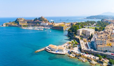 Δημοσίευμα της Daily Mail για κρυφές χρεώσεις από μπαρ κι εστιατόρια στην Κέρκυρα: «Μας αντιμετωπίζουν σαν πορτοφόλια με πόδια» λένε τουρίστες