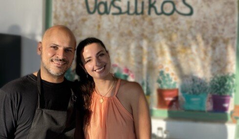 Πώς είναι η ζωή στους Λειψούς για ένα ζευγάρι που επέλεξε να μείνει στο νησί και άνοιξε ταβέρνα