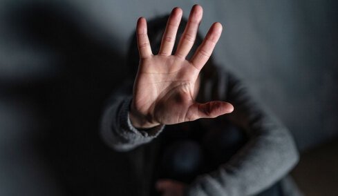 Του έδινε κλωτσιές στο νεφρό, ήταν κάτω και δεν μπορούσε να μιλήσει, λένε αυτόπτες μάρτυρες για τον ξυλοδαρμό του 14χρονου στα Βριλήσσια