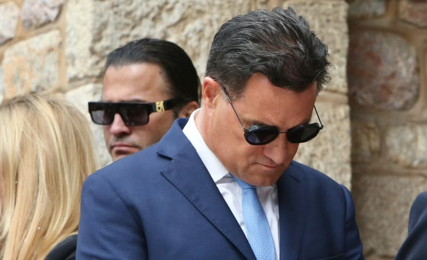 Συντετριμμένη η οικογένεια του Γιώργου Μαζωνάκη στο τελευταίο αντίο, στο πλευρό της συνάδελφοι του τραγουδιστή