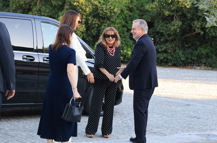 Η Αμάλ Κλούνεϊ μαζί με τη μητέρα της στον Ναό του Ολυμπίου Διός, δείτε φωτογραφίες