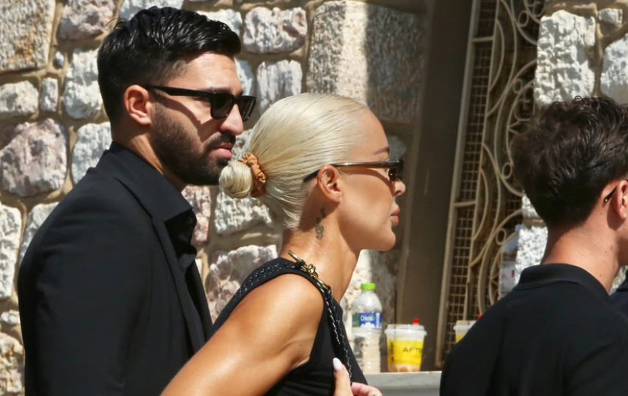 Συντετριμμένη η οικογένεια του Γιώργου Μαζωνάκη στο τελευταίο αντίο, στο πλευρό της συνάδελφοι του τραγουδιστή