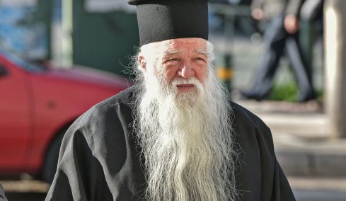 Εκκλησία της Ελλάδος: Ανακλήθηκε η τιμητική διάκριση στον πρώην Καλαβρύτων Αμβρόσιο  