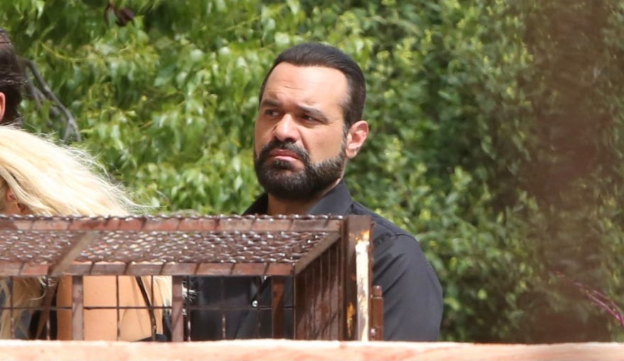 Συντετριμμένη η οικογένεια του Γιώργου Μαζωνάκη στο τελευταίο αντίο, στο πλευρό της συνάδελφοι του τραγουδιστή