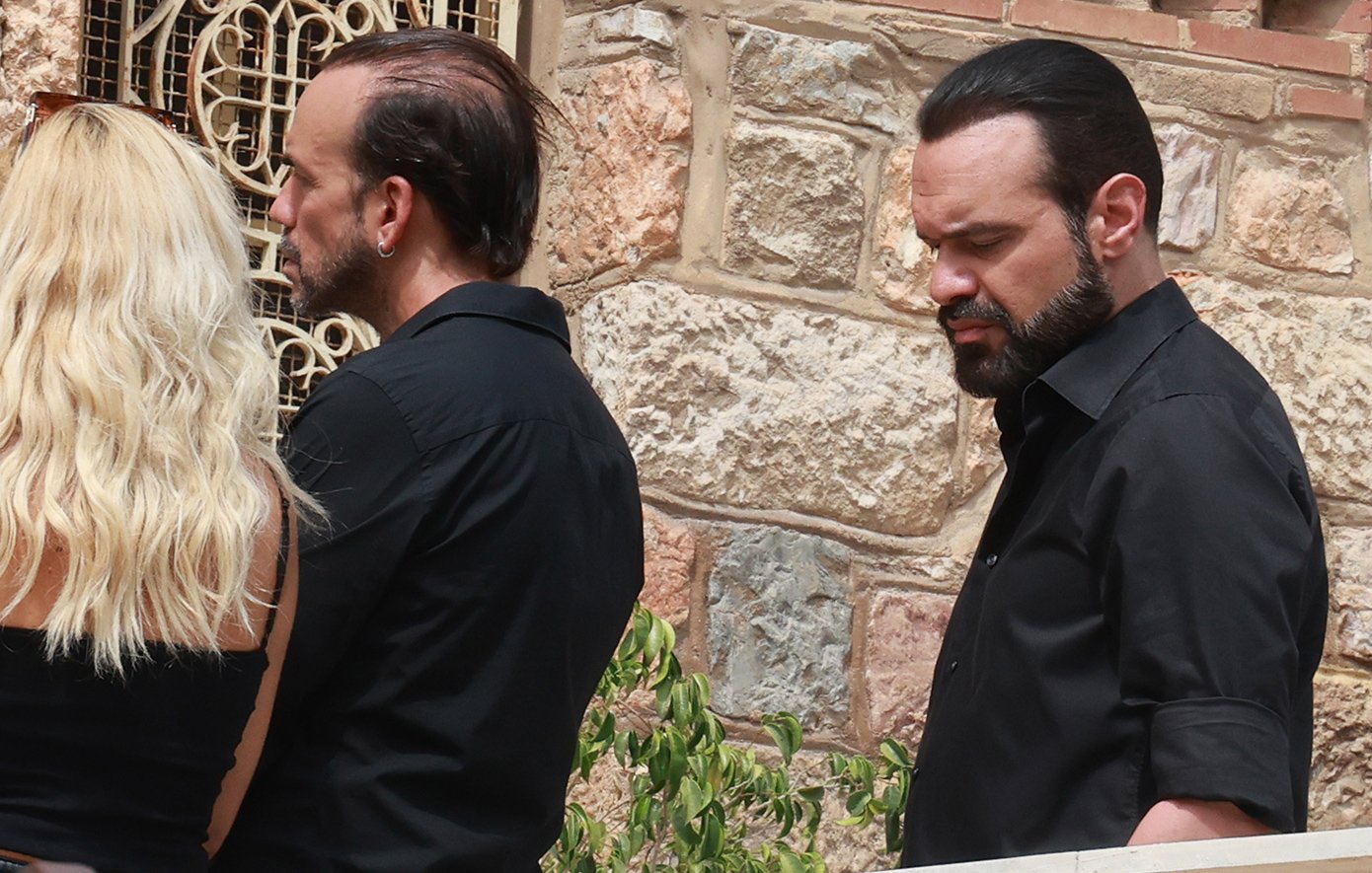 Συγκίνηση στο τελευταίο αντίο στον Γιώργο Μαζωνάκη στην «παλιά του γειτονιά» Συγκίνηση στο τελευταίο αντίο στον Γιώργο Μαζωνάκη στην «παλιά του γειτονιά»