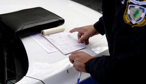 Η κάμερα έπιασε τον αρχιφύλακα που τα «τσέπωνε» από τις κλήσεις - Ο διάλογος με Πακιστανό μέσα στο αστυνομικό τμήμα Βόλου  
