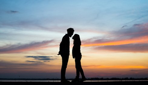 Τι είναι τα ζευγάρια DINKS; Η παγκόσμια τάση που δημιουργήθηκε λόγω της ακρίβειας